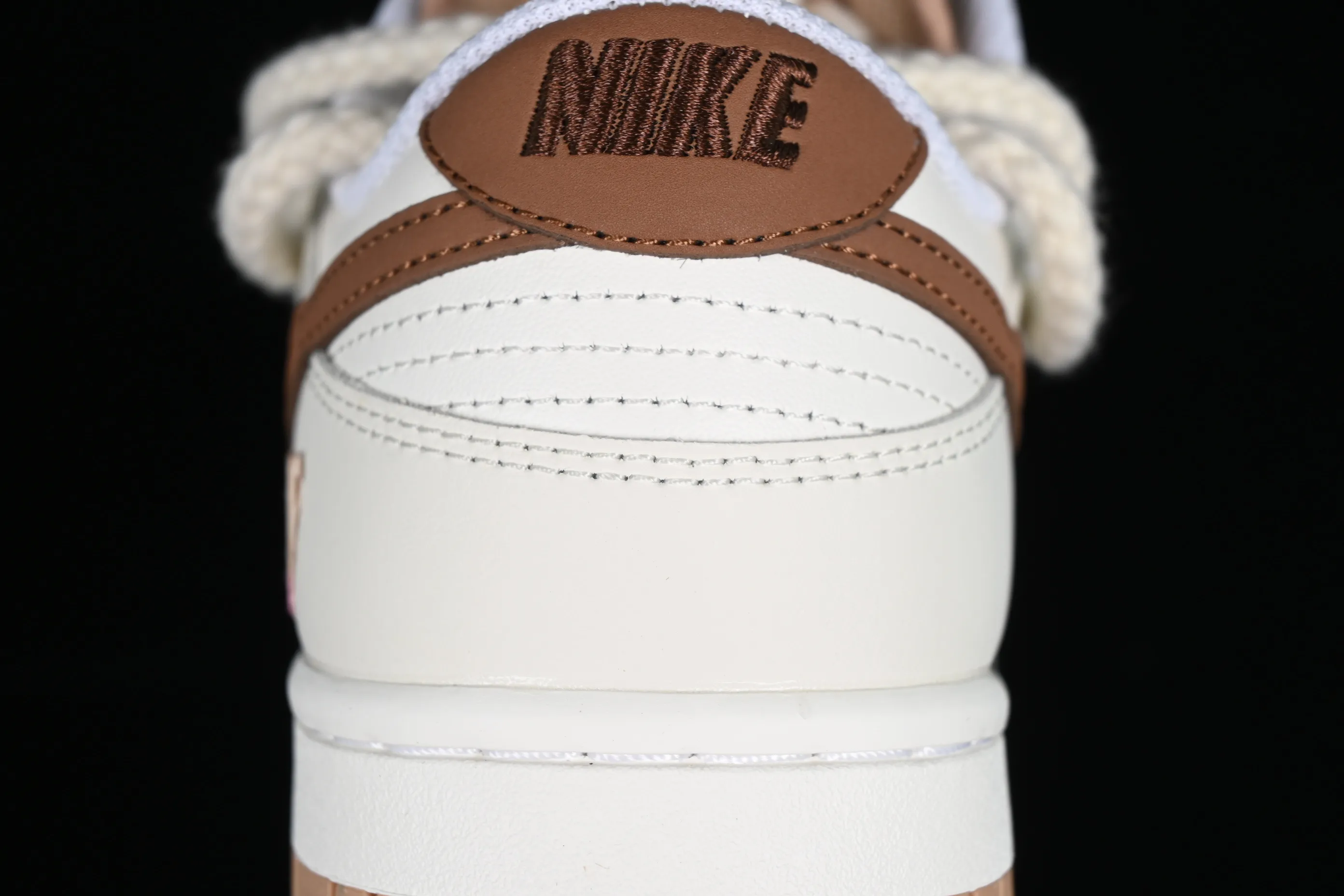 All Categories Nk SB Dunk Series Nk SB Dunk Low Low-top sneakers Nk Dunk Low Troublemaker Doll Soybean Milk Bear Maillard Simple and versatile SB strap low-top casual sneakers DD1873-200